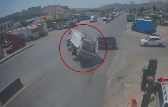 Bakıda qırmızı işığa məhəl qoymayan sürücü ağır qəzaya səbəb oldu