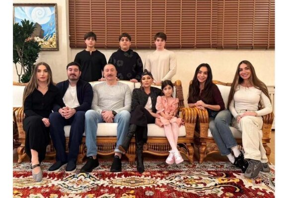 İlham Əliyev ad gününü ailə üzvləri ilə qeyd edib - FOTO