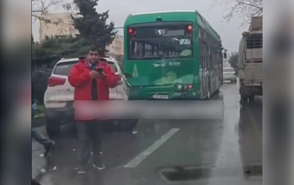 Bakıda marşrut avtobusları toqquşdu - Xəsarət alan var