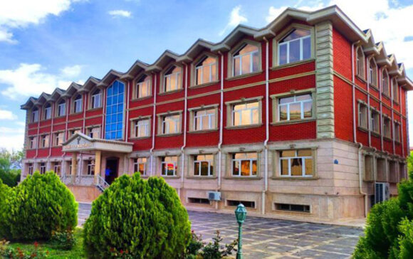 Naxçıvan Stomatoloji Mərkəzinin baş həkimi həmkarlarına qan uddurur