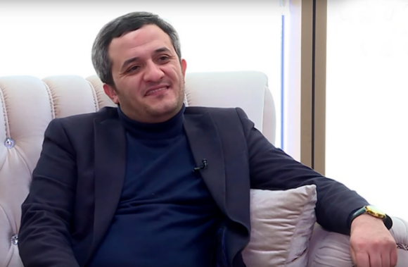 Xanımına mağaza açıb, avtomobil alıb