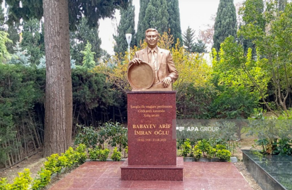 Xalq artisti Arif Babayevin qəbirüstü abidəsi ucaldılıb