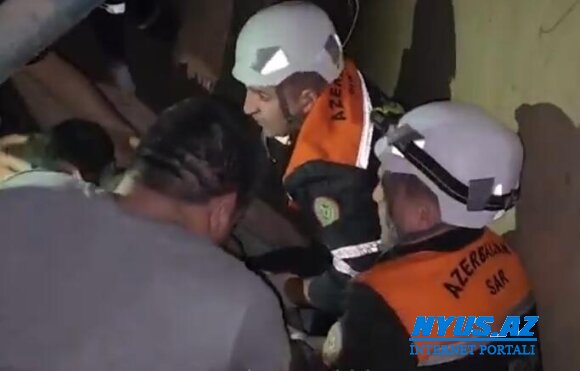 Bakıda ev çökdü, gənc qız belə xilas edildi - VİDEO