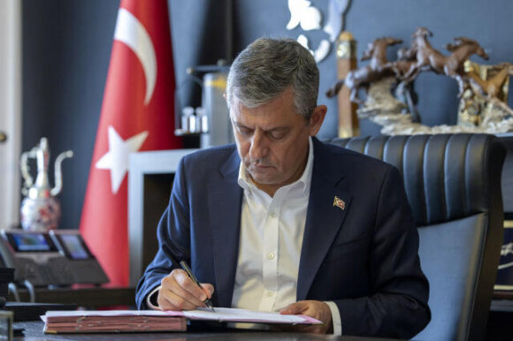Özgür Özel və daha 91 deputat CHP-ni tərk etdi – Yeni partiya yaradılır