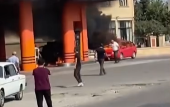 Yanan maşını yanacaqdoldurma məntəqəsindən belə uzaqlaşdırdı - VIDEO