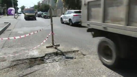 Bakıda ildə 3-4 dəfə təmir olunan yol yenə çökdü - VİDEO