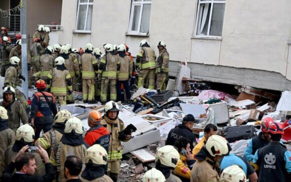 İstanbulda 6 mərtəbəli bina çökdü